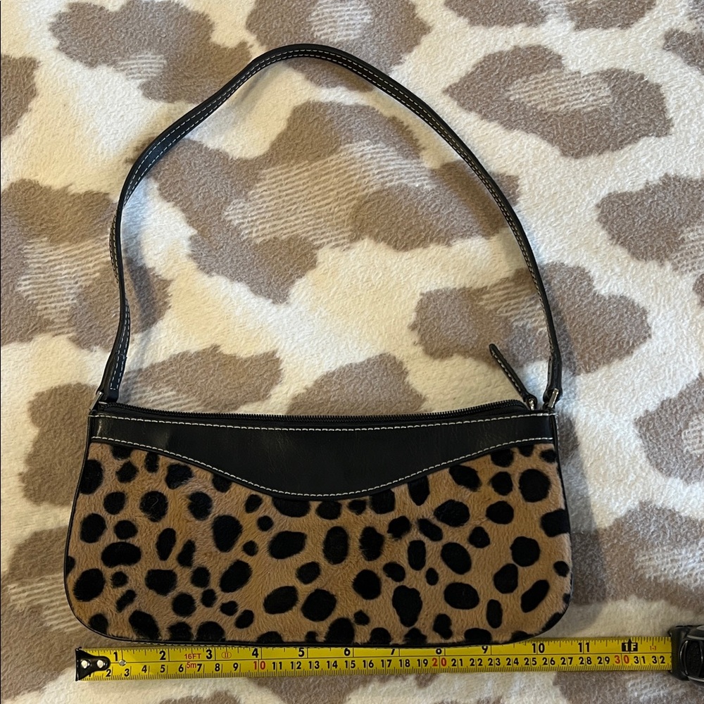 Chic Leopard Print Shoulder Bag with Black Trim
